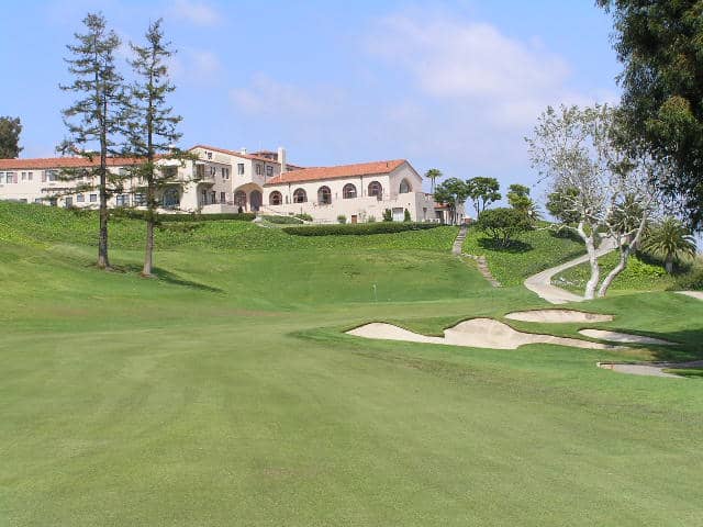 The par-4 18th hole at The Riviera Country Club, Pacific Palisades, CA, with the green set in a natural amphitheater below the clubhouse. Credit: Dan (golfpro1) / Flickr via Wikimedia Commons, CC BY 2.0. Used for editorial coverage.